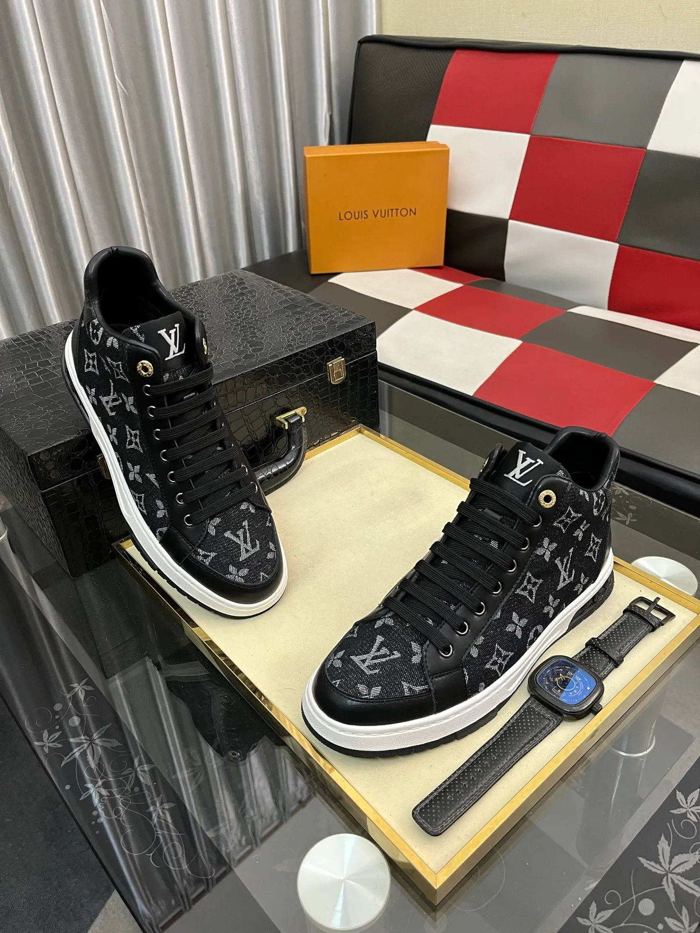 Men's shoes 💰420⌚️⌚️《Louis vuitton/LV Louis Vuitton》original quality.~ Unique modern style sneakers. 🏃A must-have casual shoe for trendy men😍😍 Original brand imported from Italy, imported original leather, cowhide lining (refuses to discolor and grind feet) sole: original sole provided by the original factory, French lazy style design ⚠️Fit to the feet, original quality, super comfortable original sole. Code number: 38-442️⃣Colors available